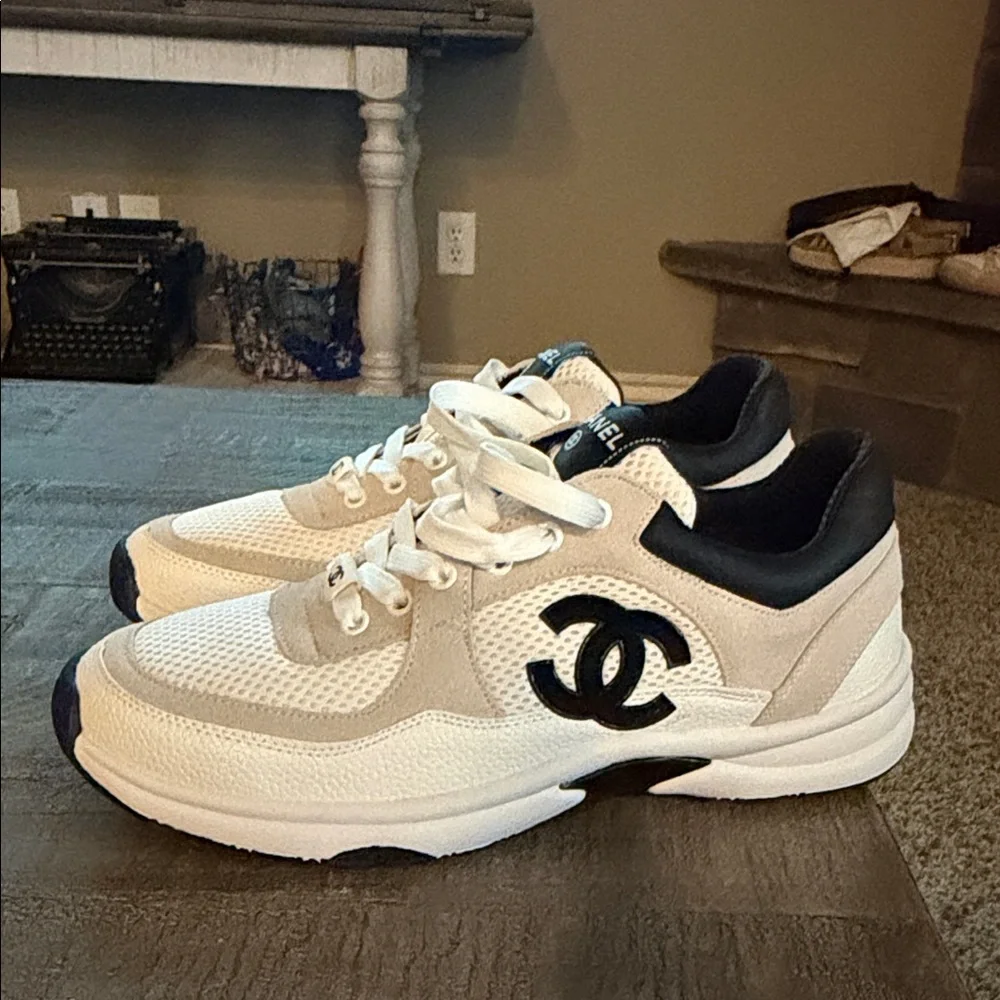 Chic Sneakers in Black and White - Picture 3 of 11